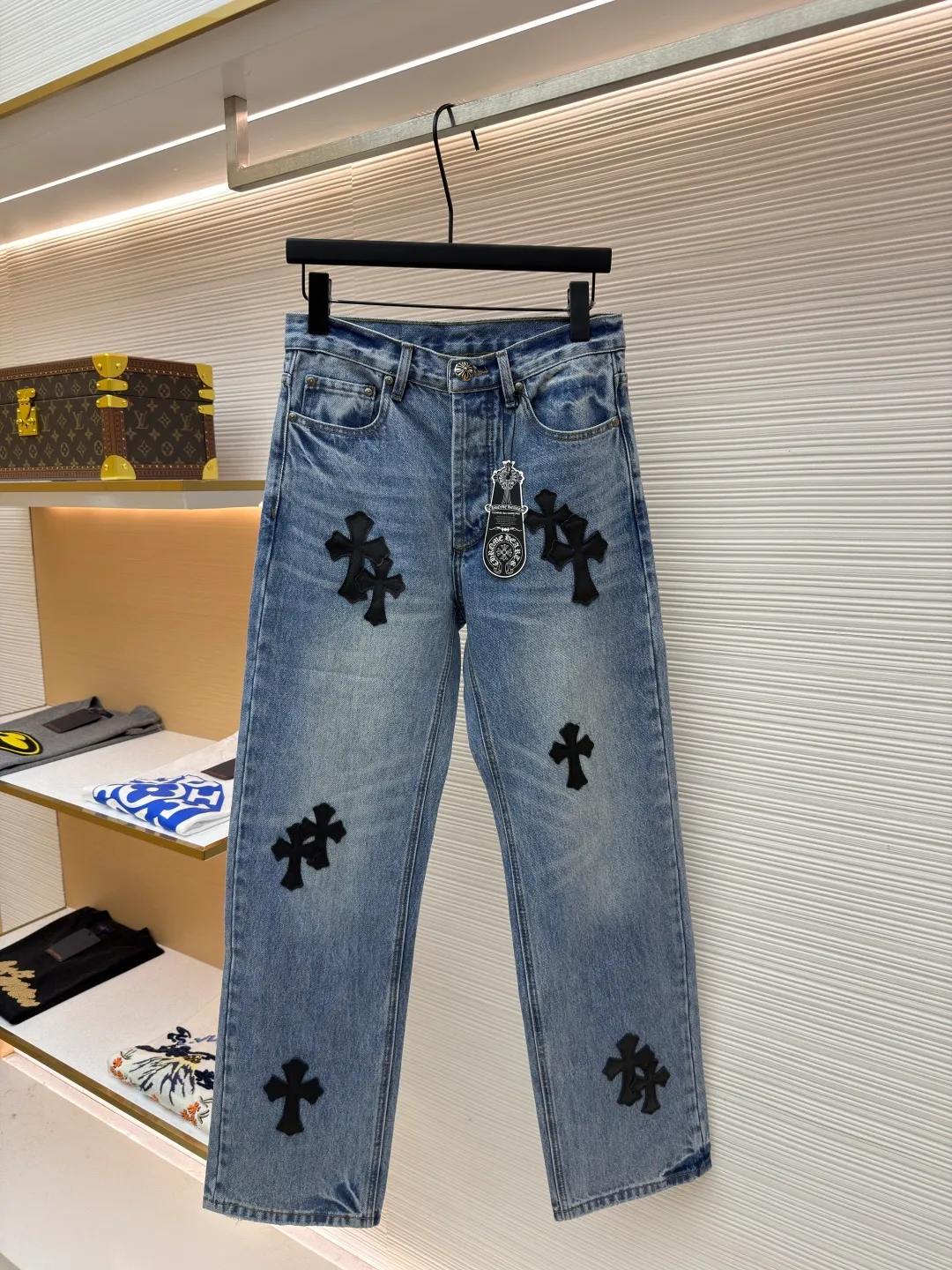 Chrome Hearts Cross Logo Jeans ●Item No.: 1682328-C10 ●Material: denim fabric ●Technology: Made with crinkled whiskering technology ●Color: blue ●Type: Fitted version ●Weight: about 775 grams ●Size: 28-30-32-34 ●Description: Customized textured dark bamboo rhyme cotton denim, fine texture, comfortable and close to the skin, matte indigo, a denim poem dyed with time The black cowhide cross patch is used as the anchor point. Every inch of touch hides untamed wildness. The right-angled outline of the cross expresses rebellion, forming a chaotic scene. The kraft paper and pocket logo iron plate on the rear waistband sway slightly with the swing of the body, adding a sense of movement and vitality. It interprets the perfect blend of retro and luxury. To make the pants an attitude statement when worn on the body, first customize 1:1 original denim material to stir-fry snowballs and stir-fry salt with a special corresponding solution. Add a certain amount of dye, soak the denim material in it to absorb the solvent, then scrub it and dry it to further fade and oxygenate. Use fried sand hand-rubbing technology to cause natural fading and wear on the surface of the denim material by processing it on a sand frying machine. Then, use special tools to physically damage the surface of the jeans by hand, maintaining the original texture and details while increasing its uniqueness. The rubbing and wrinkling whisker technology is combined with the gun-painted whisker technique. Manual rubbing is given first in specific areas to achieve a natural wrinkle effect. Then specific tools are used to draw the texture of the whisker shape. The visual effect is full, and the hole is made using the rotten edge hanging technology. The natural rotten edge effect is achieved by physical abrasion on the edge. Through the combination of high-temperature steam and sandpaper, the fiber hairiness and color difference are removed, giving the jeans a unique hole and wear effect. The overall wiring is straight and delicate, the fabric is comfortable and soft, and the color is consistent without color difference. It can be matched with the same style to create a fashionable look and control various occasions. Customized accessories, complete with three standards, same style for men and women!